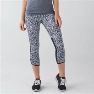 Lululemon Rare Black crop size 6